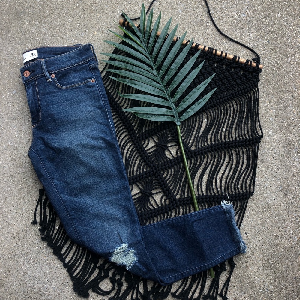 Abercrombie & Fitch Distressed Jeans Size 4 / 27 - Ankle Jean
